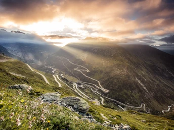 Sonnenaufgang am Grimselpass mit Blick zum Rhonegletscher und Furkapass