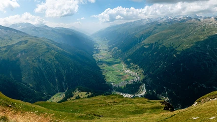 Weitreichender Talblick aus Goms vom Kreuz aus