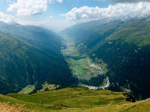 Weitreichender Talblick aus Goms vom Kreuz aus