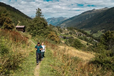 Wandern entlang des Gommer Höhenwegs