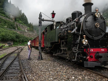 Dampflokomotive mit Lokführer kurz vor der Abfahrt