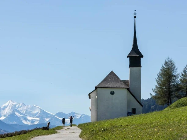 Lawinenkegel Ritzingerfeld: Kapelle und Weisshorn (4505 m)