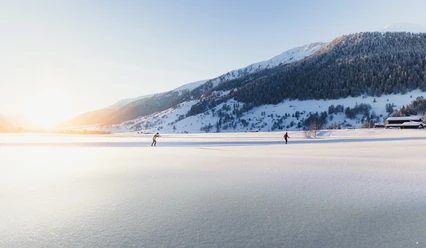 Langlaufen im warmen Abendlicht