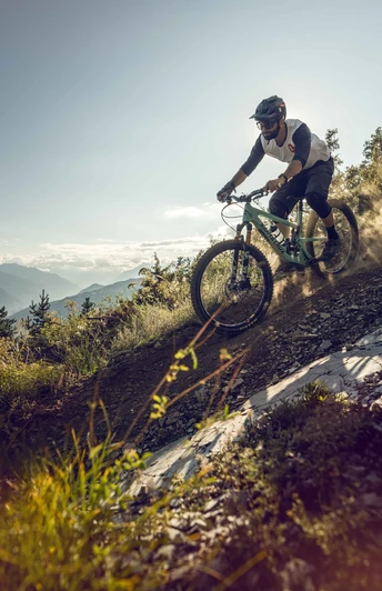 Mountainbiker auf der Abfahrt von Varen, Flottuwald