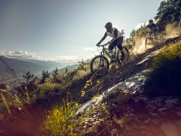 Mountainbiker auf der Abfahrt von Varen, Flottuwald