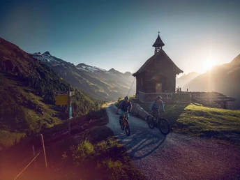Mountainbiker vor der Kapelle Maria zum Schnee, Faldumalp, Lötschental