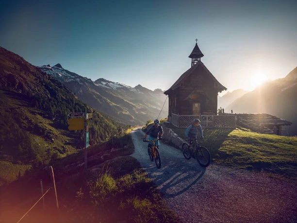 Mountainbiker vor der Kapelle Maria zum Schnee, Faldumalp, Lötschental