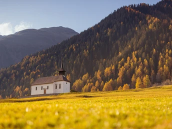 Die Kapelle im Ritzinger Feld im goldenen Herbst