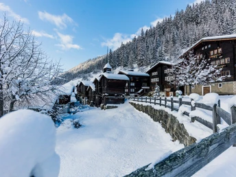 Verschneites Bergdorf Niederwald