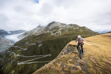 Abfahrt mit Rhonegletscher und Furkapassstrasse im Hintergrund.