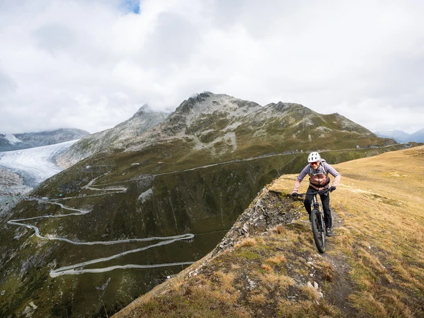 Abfahrt mit Rhonegletscher und Furkapassstrasse im Hintergrund.