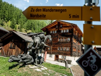 Unterwegs im Bergdorf Geschinen mit Baschi-Denkmal