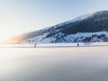 Langlaufen im warmen Abendlicht