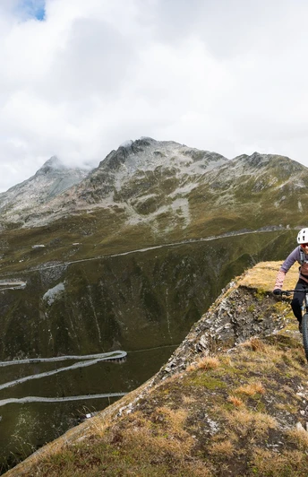 Abfahrt mit Rhonegletscher und Furkapassstrasse im Hintergrund.