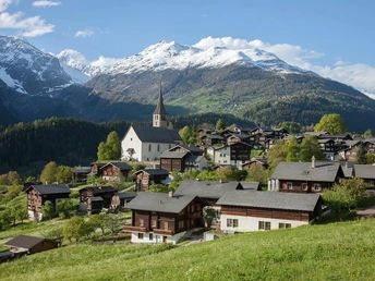 Ernen mit Kirche und Panorama