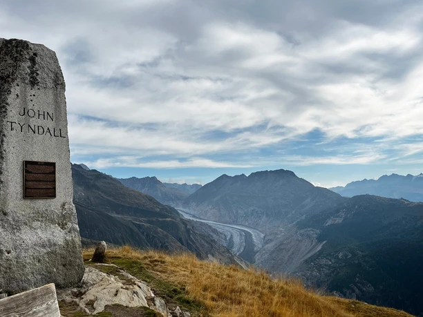 Tyndall Denkmal mit dem Aletschgletscher im Hintergrund