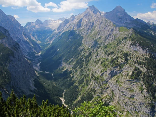 Reintal vom Schachenhaus Weitläufiges Bergtal mit steilen Felswänden, grünen Hängen und markanten Gipfeln.