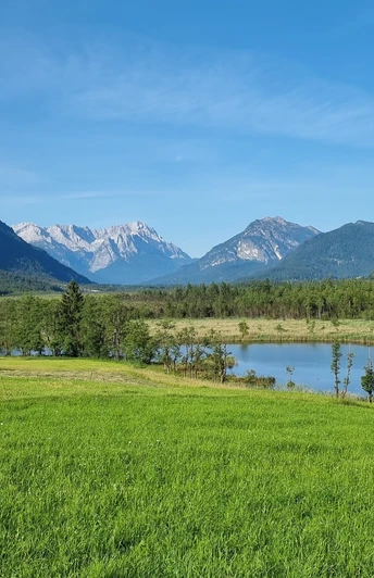 Blick von Garmisch-Partenkirchen ins Loisachtal