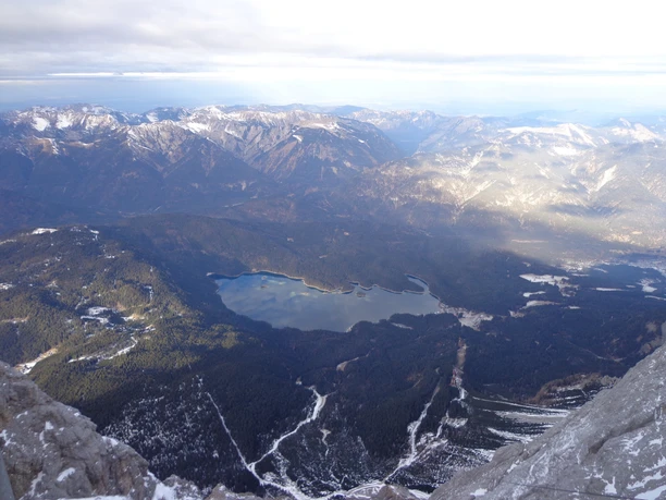 Gipfelblick von der Zugspitze auf den Eibsee Weitläufiger Bergblick von der Zugspitze auf den Eibsee zwischen dichten Wäldern und Gipfeln.