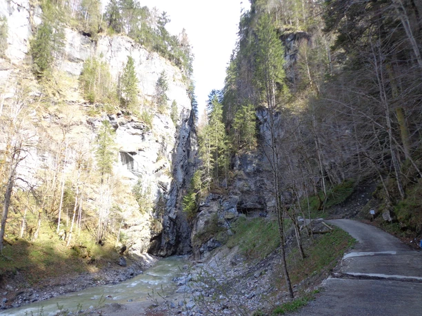 Klammausgang Felsige Klamm mit hellem Flusslauf und ansteigendem Weg zwischen steilen bewaldeten Wänden