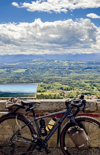 Gravelbiken mit Zugspitzblick Blick vom Hohen Peißenberg