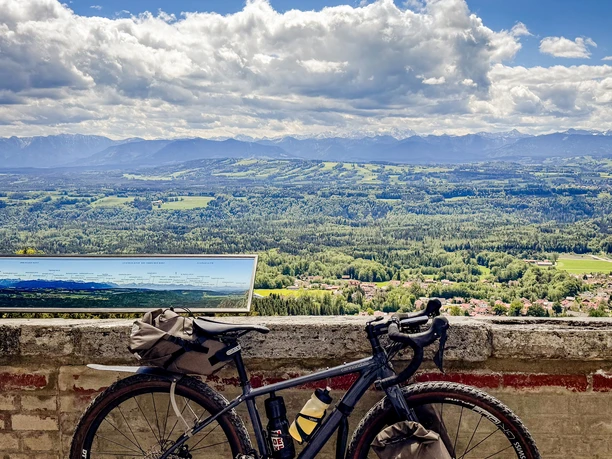 Gravelbiken mit Zugspitzblick Blick vom Hohen Peißenberg