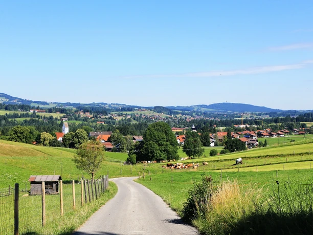Blick auf Prem mit dem Auerberg im Hintergrund (rechts)