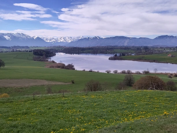 Blick über den Riegsee auf die Alpenkette
