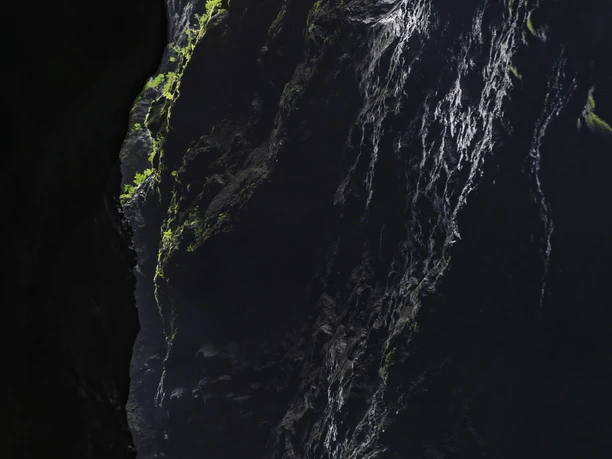 Felsen in der Partnachklamm Dunkle Felswände mit feuchten Strukturen und vereinzeltem Moos im schmalen Klammspalt