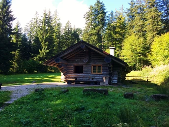 Abendwieshütte mit Grillstelle und WC
