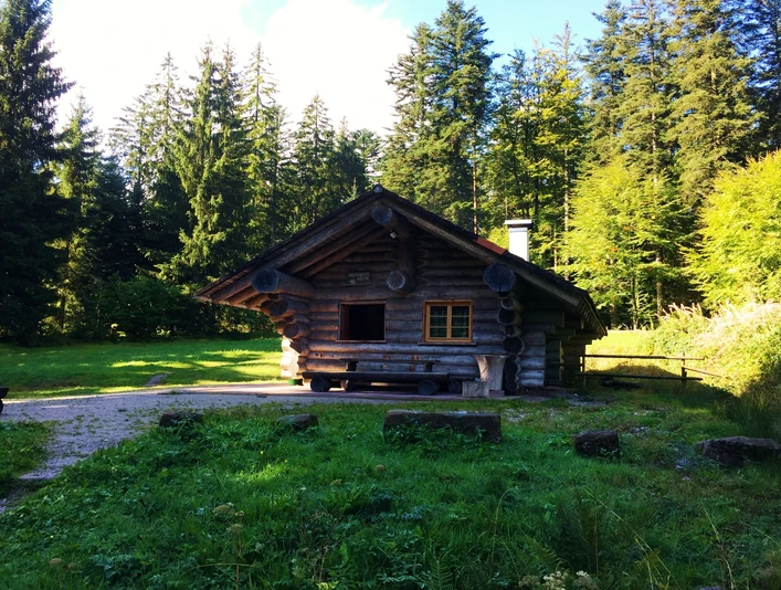 Abendwieshütte mit Grillstelle und WC