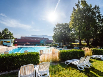 Schwimmbecken und Liegewiese