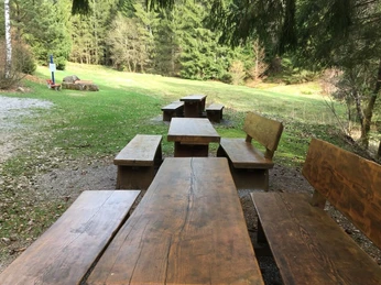 Sitzplätze laden zur Rast ein.