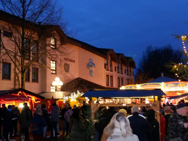 Lohfelden 2023 12 08 10 Weihnachtsmarkt Blick auf Rathaus c Katharina Schaub kl
