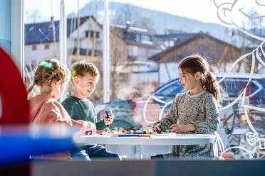 Kinder spielen in Murgels Spielhaus