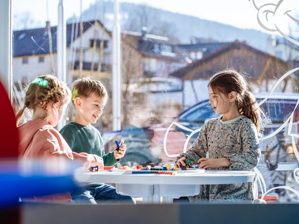 Kinder spielen in Murgels Spielhaus