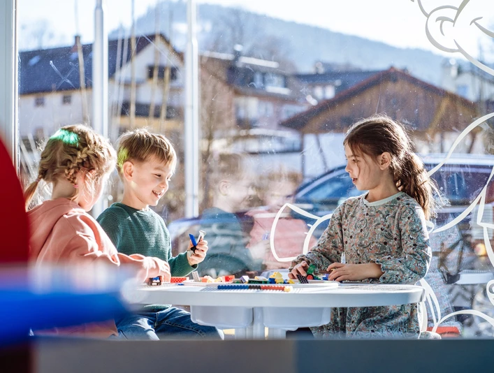 Kinder spielen in Murgels Spielhaus
