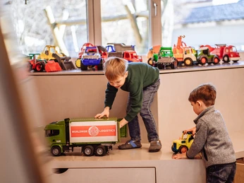 Kinder spielen in Murgels Spielhaus