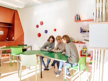Eltern sitzen im Elternraum in Murgels Spielhaus