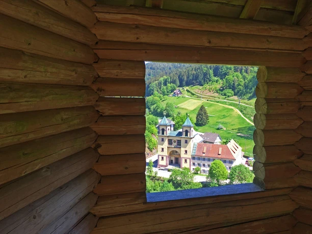Aussichtspavillion mit Fensterblick auf das Klösterle Bad Rippoldsau