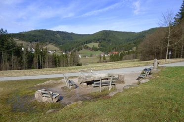 Rastplatz mit Weinbrunnen - Blick auf Schwarzenberg