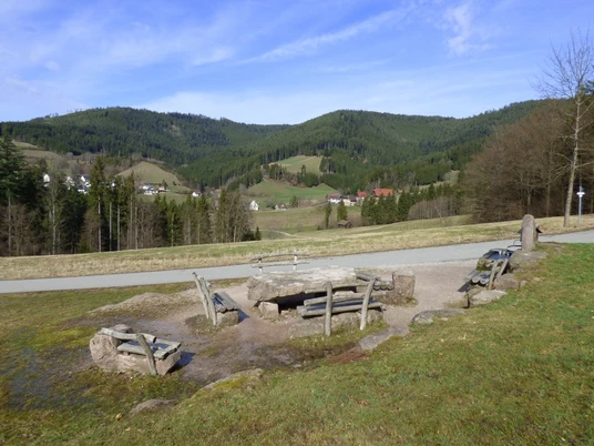 Rastplatz mit Weinbrunnen - Blick auf Schwarzenberg