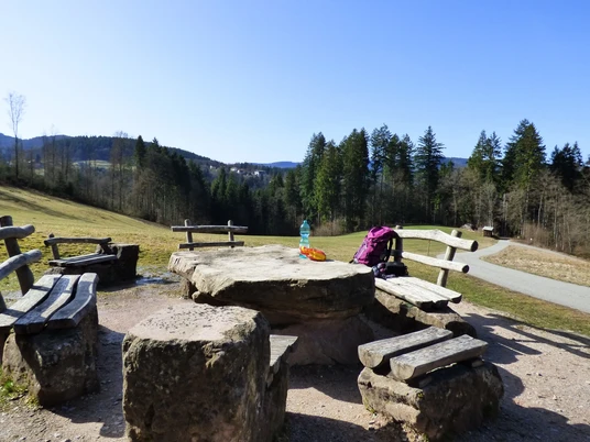 Rastplatz mit Weinbrunnen - Blick auf Silberberg