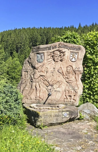 Bergbaudenkmal mit Brunnen
