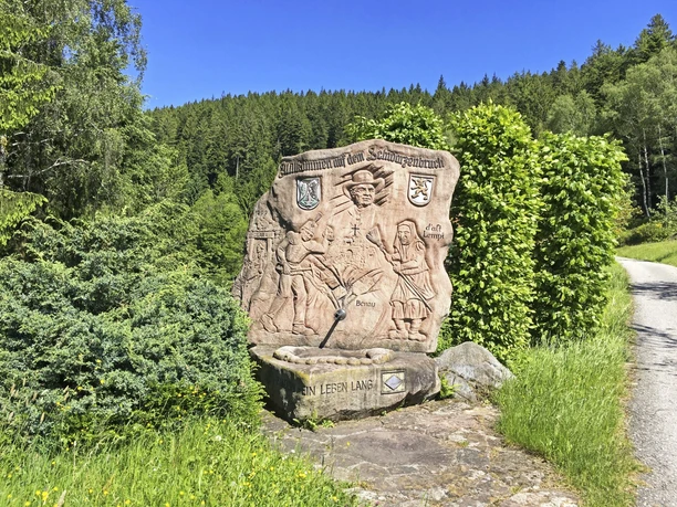 Bergbaudenkmal mit Brunnen