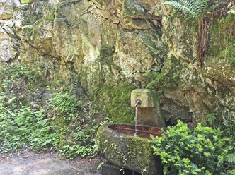 Brunnen am Felsen