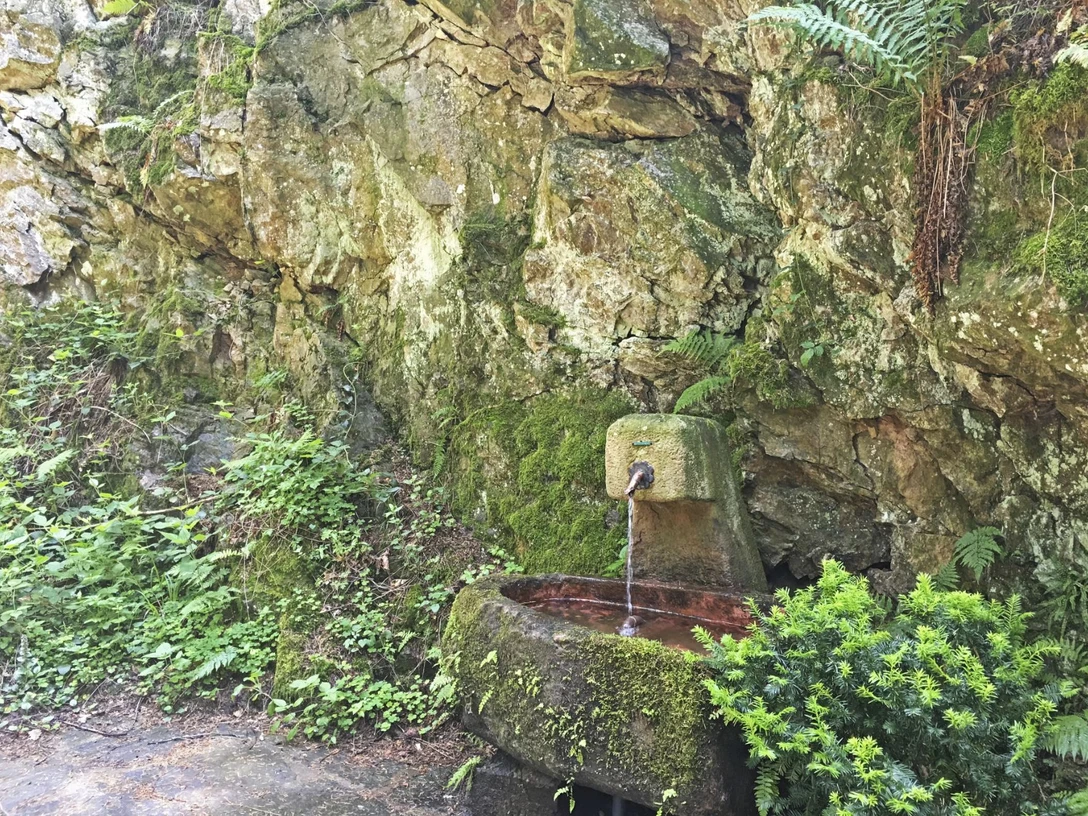 Brunnen am Felsen