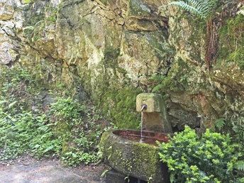 Brunnen am Felsen