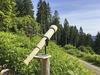 Fernrohr am Aussichtspunkt Genießerpfad Hamersbach