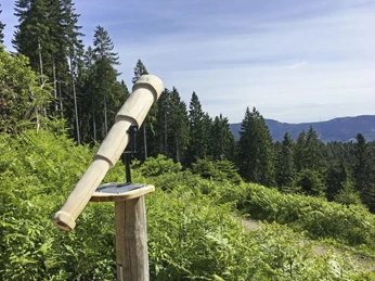 Fernrohr am Aussichtspunkt Genießerpfad Hamersbach